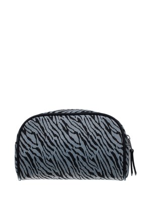 Petite pochette zippée en tissu imprimé zèbre noir et gris, avec un dessus arrondi et une languette de fermeture éclair noire.