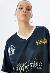 Koton V NECK - Printtipaita - dark blue