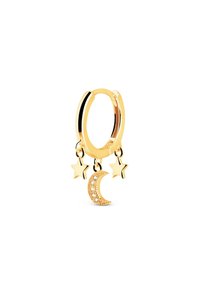 Pendiente de aro dorado con dos charms colgantes: una luna creciente adornada con pequeñas gemas y dos formas de estrellas brillantes.