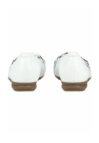 Ballerines en cuir blanc avec un petit talon marron. Elles présentent un nœud décoratif à l'avant et des détails de couture le long des côtés.