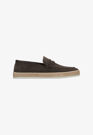Bruine suède instappers met een gestructureerde espadrille-achtige jute zool. Heeft een eenvoudig ontwerp met een gevouwen band over de bovenkant.