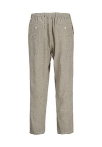 Pantalones a rayas gris claro con cinturilla elástica, cuentan con dos bolsillos traseros y un corte relajado, confeccionados en una tela texturizada.
