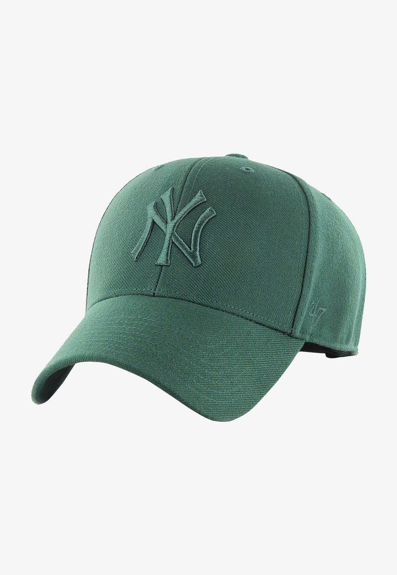 Gorra de béisbol verde hecha de tela texturizada, con un logo bordado de "NY" y visera curva. Correa ajustable en la parte trasera.