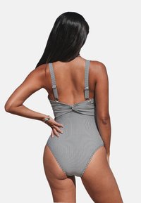 Cupshe Badeanzug - black