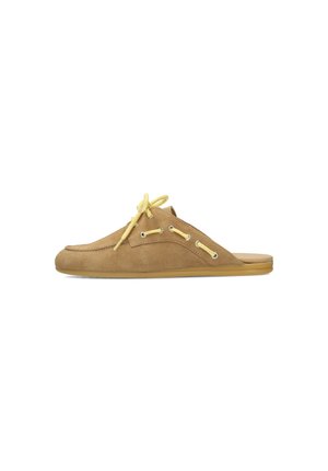 Zapato sin cordones de ante marrón con cordones amarillos pasados por ojales laterales y suela plana de goma, mostrado de perfil sobre fondo blanco.