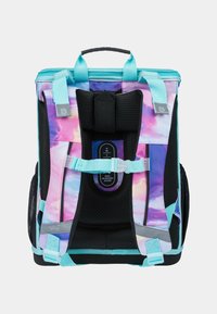Batoh s barevným vzorem v purpurové a modré barvě, síťovinovými panely, nastavitelnými popruhy a horním držadlem. Obsahuje ergonomické prvky designu.