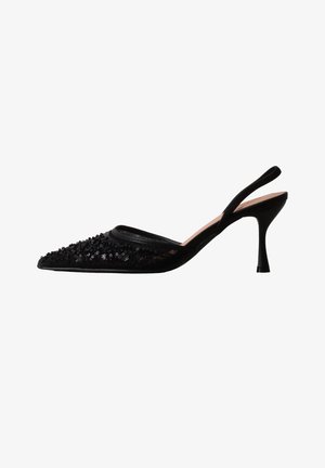 Chaussure à talon haut slingback noire à bout pointu avec des ornements en sequins et un talon stiletto fin et courbé.