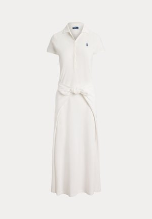 Λευκό κοντομάνικο φόρεμα πόλο με γιακά με κουμπιά, δεμένη λεπτομέρεια υφάσματος στη μέση και μικρό σκούρο μπλε κεντημένο λογότυπο στο στήθος.