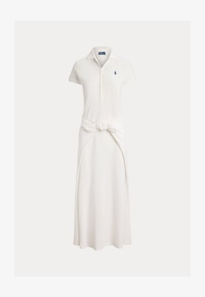 Bílé polo šaty s krátkými rukávy, límečkem na knoflíky, vázaným detailem z látky v pase a malým tmavě modrým vyšitým logem na hrudi.