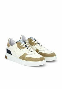 Baskets blanches et beige dotées de matériaux en cuir et en daim, avec des détails perforés et un accent de talon contrastant en bleu marine. Semelle en caoutchouc.