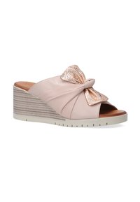 Wedge slide sandaal in zachtroze leer met een gerimpeld knoopdetail, metallic accenten en een gestreepte textuur op de wedge hiel. Witte rubberen zool.
