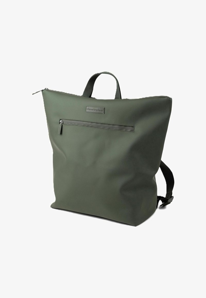 Grüner wasserdichter Rucksack mit schlankem Design, oberen Griffen, verstellbaren Schultergurten und einer vorderen Reißverschlusstasche. Glatte, matte Textur.