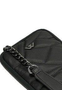 Portefeuille en cuir noir avec une texture matelassée, doté d'une bandoulière en chaîne et d'un logo métallique en accent. Fermeture éclair sur le bord.
