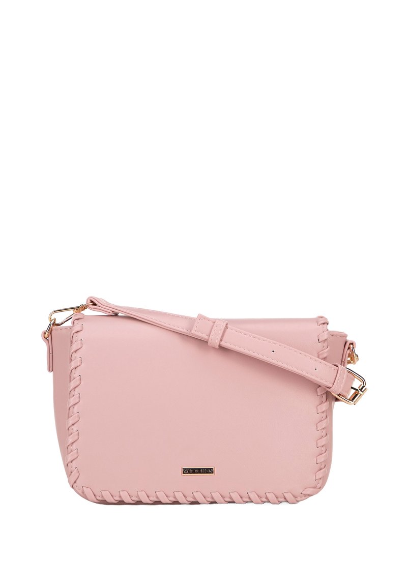 Borsa a tracolla in pelle rosa con dettagli cuciti lungo i bordi, tracolla regolabile e hardware dorato. Texture liscia, forma rettangolare.