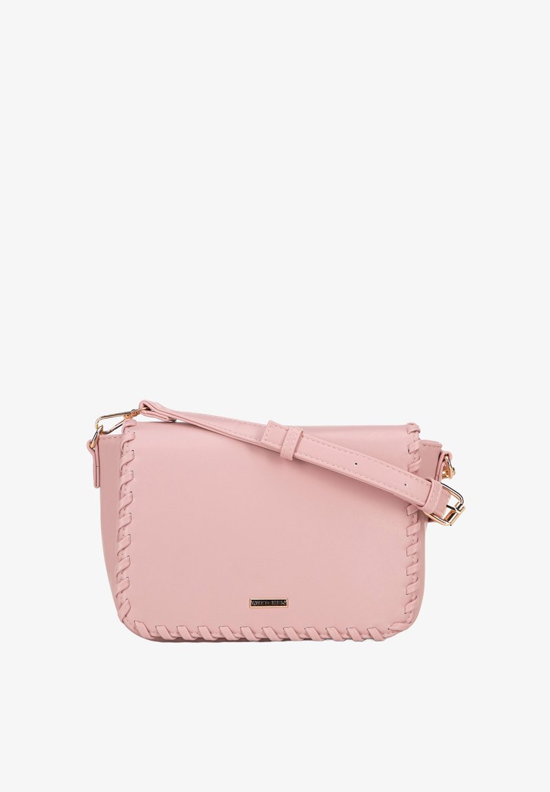 Borsa a tracolla in pelle rosa con dettagli cuciti lungo i bordi, tracolla regolabile e hardware dorato. Texture liscia, forma rettangolare.