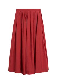 Jupe longue rouge en tissu texturé, ornée de plis, avec une ceinture lisse et une fermeture éclair dissimulée sur le côté.