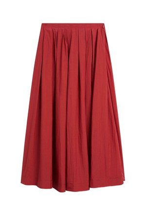 Lunga gonna rossa realizzata in tessuto testurizzato, caratterizzata da pieghe, una vita liscia e una zip nascosta sul lato.