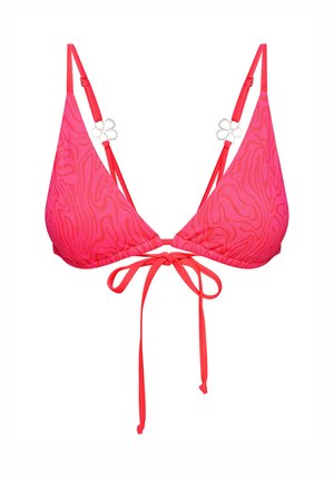 Różowy bikini z trójkątnym stanikiem o teksturowanym wzorze, regulowanymi ramiączkami i zapięciem na kokardkę. Posiada srebrne akcenty w kształcie kwiatu na ramiączkach.