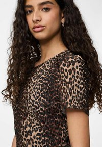 Leopardmönstrad topp med en plisserad design, korta ärmar och rund halsringning i nyanser av beige, brunt och svart.