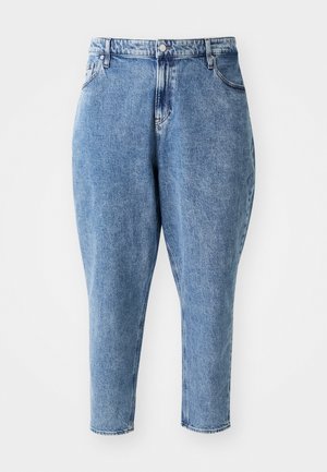 Világoskék farmernadrág, laza szabású, magas derékú és tapered lábakkal. Klasszikus öt zsebes dizájnnal és kontrasztos varrással rendelkezik.