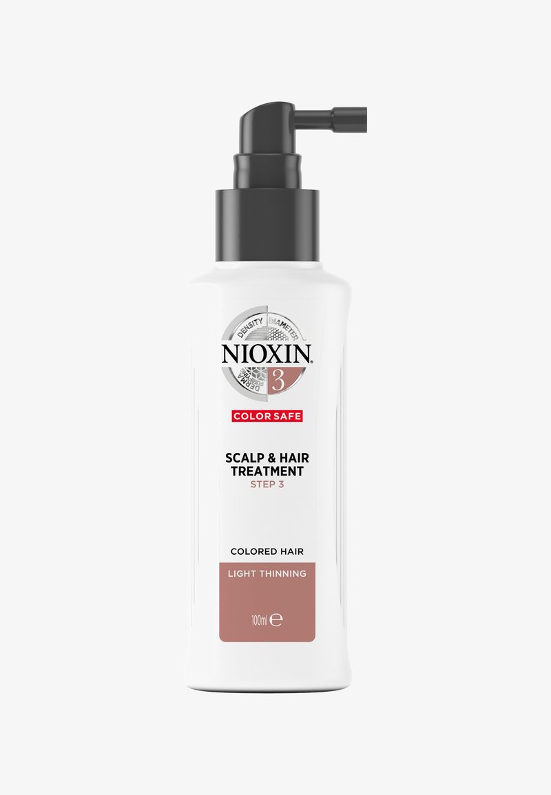 Nioxin hår- och hårbottenbehandling i en vit flaska med svart pump, märkt för färgat hår, 100 ml, utformad för lätt tunnande hår.
