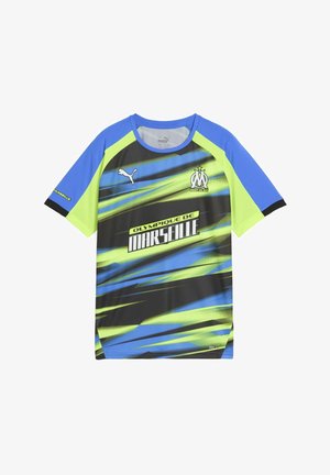 Puma Olympique de Marseille marškiniai, trumpomis rankovėmis, juodi su mėlyna ir neonine žalia abstrakčia raštų, su logotipu ir tekstu ant priekinės pusės.