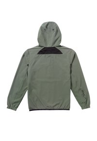 Chaqueta cortavientos verde con capucha, puños elásticos, detalles de malla en la parte posterior y un logo en la manga izquierda. Textura suave y diseño liviano.
