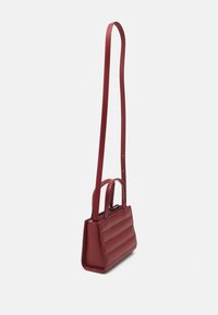 Calvin Klein LINE QUILT MINI TOTE - Borsa a mano - biking red