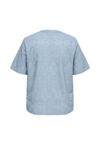 Lichtblauw blouse met korte mouwen en een bloemig eyelet kantpatroon, ronde hals en een losse pasvorm, gezien van achteren.