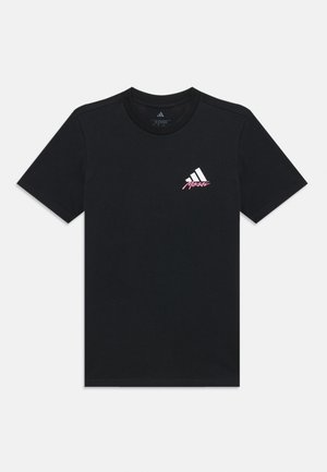 Sort bomulds T-shirt med rund hals, korte ærmer, med et hvidt Adidas-logo og pink "MOSAI" tekst på venstre bryst.
