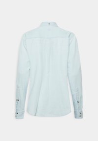 Ljusblå långärmad skjorta av mjukt tyg, med knappkrage, en enda bakveck och knappdetaljer på ärmsluten.