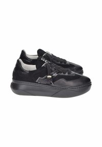 Sneakers neri con una combinazione di pelle liscia e texture scamosciata, dotati di lacci, una suola rialzata e un design accentuato in nero lucido.