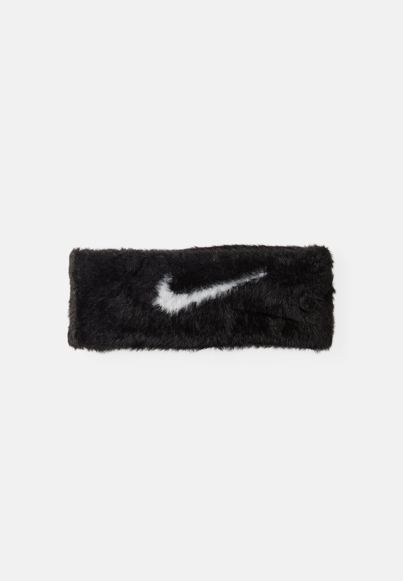 Diadema de pelo preto com uma textura suave e um logo Nike swoosh branco em contraste, centrado na parte da frente.
