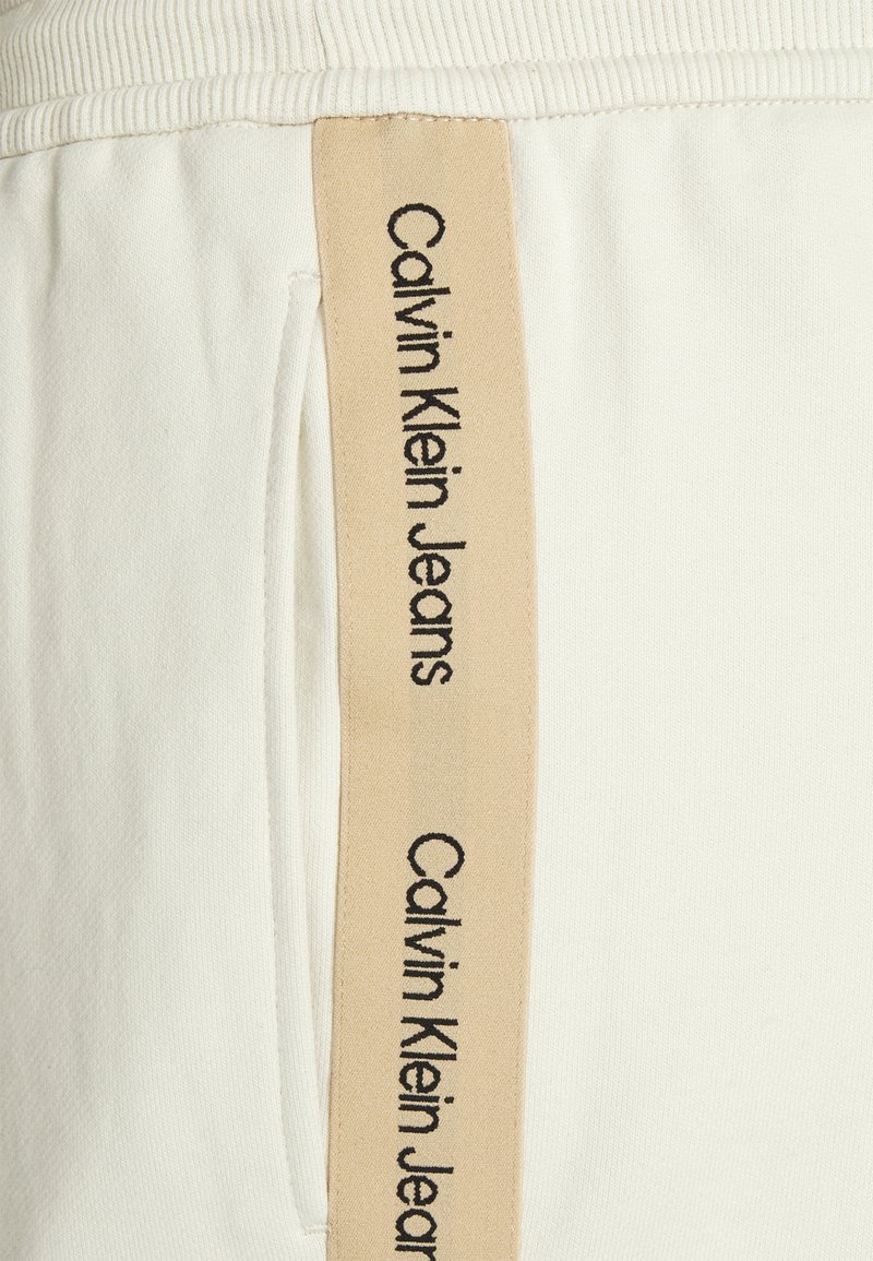 Herren Chino Shorts | Calvin Klein Jeans Plus PLUS CONTRAST TAPE Shorts eggshell/offwhite - YW50918 Herren Chino Shorts | Calvin Klein Jeans Plus PLUS CONTRAST TAPE Shorts eggshell/offwhite - YW50918