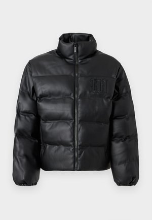 Jachetă neagră căptușită, cu guler înalt, fermoar frontal, două buzunare laterale, manșete elastice și „W” brodat în stil gotic pe piept.