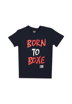 T-shirt bleu marine à manches courtes, avec l’inscription « Born to Boxe » en rouge et blanc et un logo Leone.