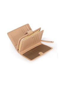 Beżowy portfel z teksturowanej skóry, wyposażony w wiele przegródek na karty, sekcję na zamek błyskawiczny oraz zatrzask. Wnętrze wykonane z gładkiej brązowej tkaniny.