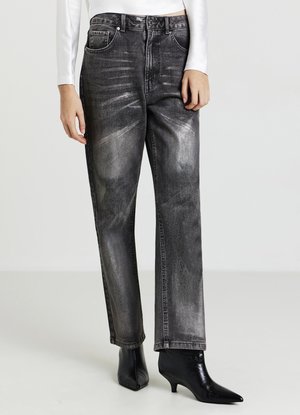 Jeans neri a vita alta con un design sbiadito, dotati di cinque tasche e taglio a gamba dritta, abbinati a stivaletti neri con punta affilata.