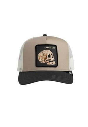 Gorra tipo trucker de malla beige y blanca con visera negra, con un parche de una calavera y la palabra "CANCELLED" encima.
