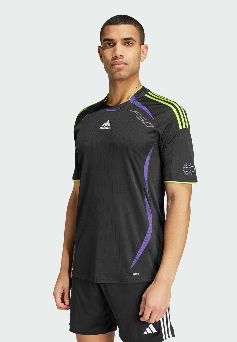 Zwart atletisch shirt met verticale strepen, paarse en groene accenten, korte mouwen, Adidas-logo op de borst en F50-branding aan de zijkant.