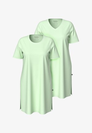 Magliette di cotone verde chiaro, una con scollo rotondo e l'altra con scollo a V, caratterizzate da maniche corte e spacchi laterali per facilitare il movimento.