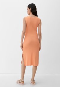 s.Oliver MIT STRUKTUR - Strickkleid - mango