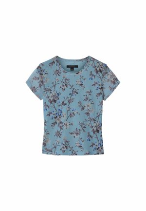 Lyseblå kortærmet ribstrikket t-shirt med rund hals og blomsterprint i nuancer af lilla, brun og blå.