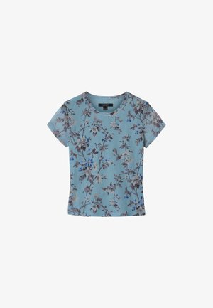 Jasnoniebieska prążkowana koszulka z krótkim rękawem, okrągłym dekoltem i kwiatowym wzorem w odcieniach fioletu, brązu i niebieskiego.