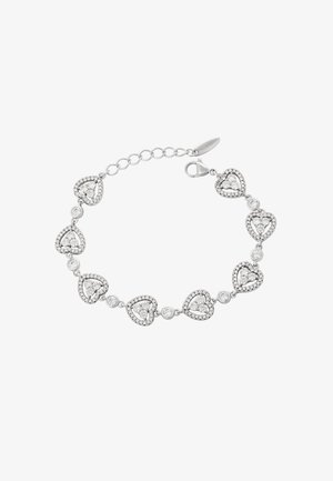 Braccialetto d'argento a forma di cuore con più anelli a forma di cuore, ciascuno decorato con piccoli gemme trasparenti e un bordo testurizzato, dotato di una chiusura sicura.