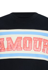 Granatowy sweatshirt z kremowym paskiem, z napisem "AMOUR" dużymi różowymi literami i jasnoniebieskimi akcentami. Mieszanka bawełny, okrągły dekolt.