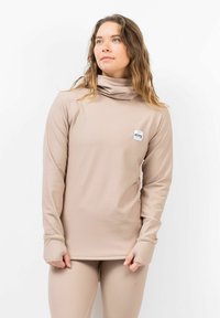 Beige lange mouwtop met een col gemaakt van ribbelstof. Beschikt over een klein logo-embleem en een aangesloten ontwerp, met duimgaten in de mouwen.