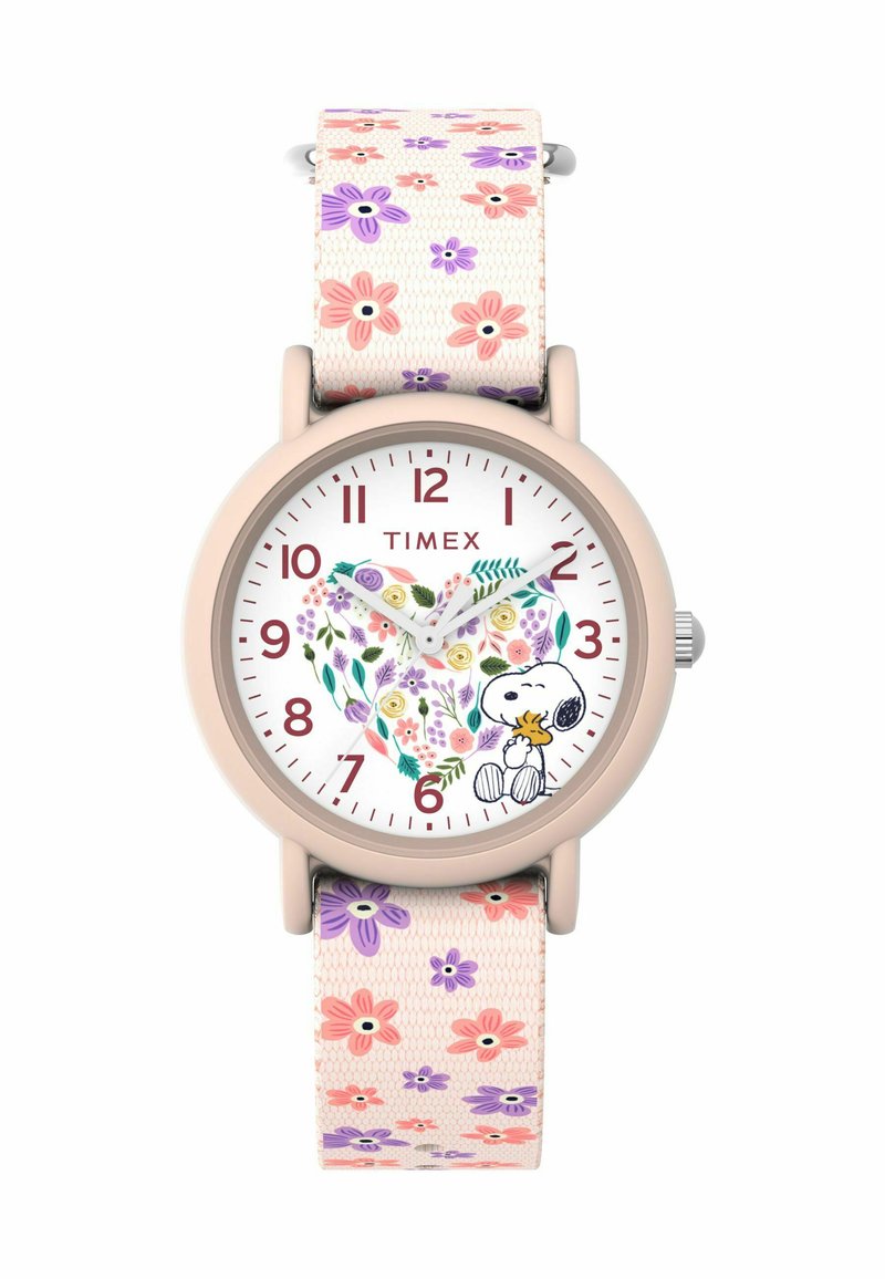 Timex pulkstenis ar apaļu, gaiši rozā korpusu, baltu ciparnīcu ar ziedu dizainiem un Snoopi, kā arī auduma siksniņu ar rozā un purpura ziediem.
