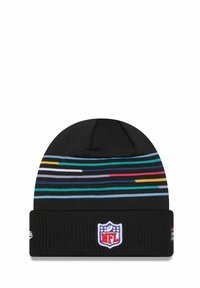 Schwarze Strickmütze mit bunten horizontalen Streifen, NFL-Logo-Patch am Bündchen und weicher Textur. Bereit für den Wintereinsatz und ideal für Sportfans.