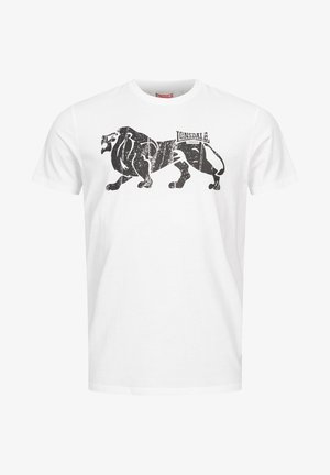 Camiseta de algodón blanca con un gráfico de león negro con detalles desgastados e texto "Lonsdale London" integrado en el diseño.
